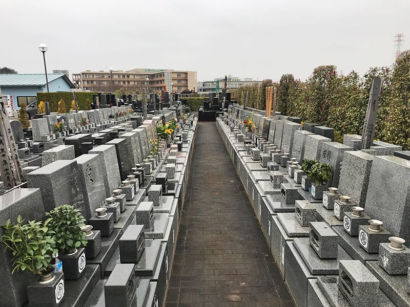 朝霞聖地霊園　手入れの行き届いた霊園内