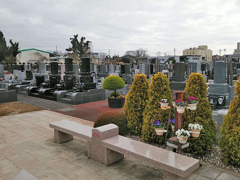 西浦和霊園 櫻聖陵　霊園内にあるベンチ