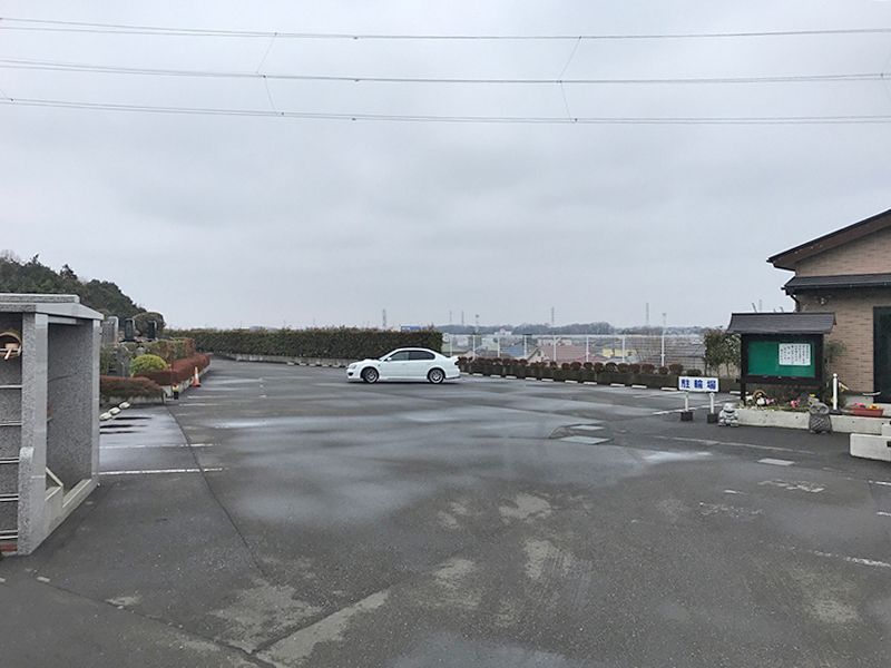 新座墓苑　整備された駐車スペース