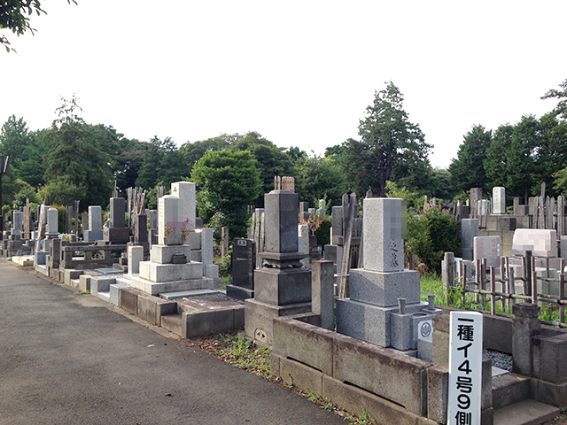 都立 染井霊園　木々に囲まれた墓域