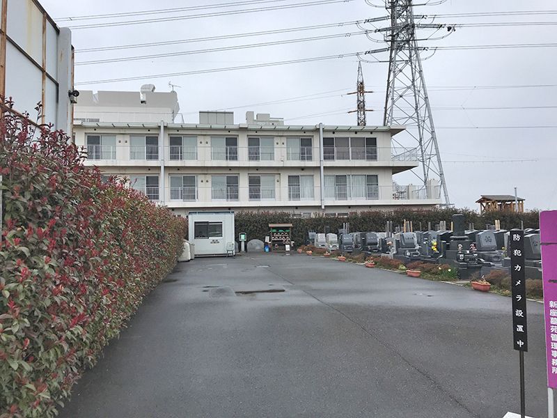 新座墓苑　生垣に囲まれた苑内
