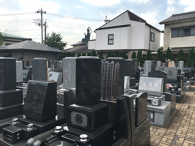 竹の塚霊園　様々な種類の墓石が並ぶ墓域