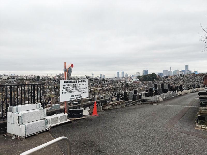 萬霊堂　遠くまで見える高台に立地