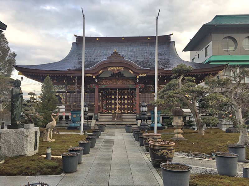 稲荷山 光明院　幻想的な本堂