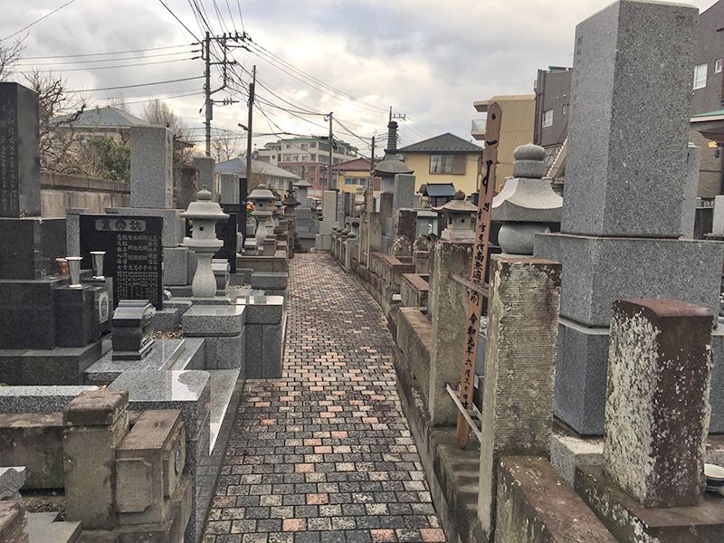 稲荷山 光明院　舗装された参道