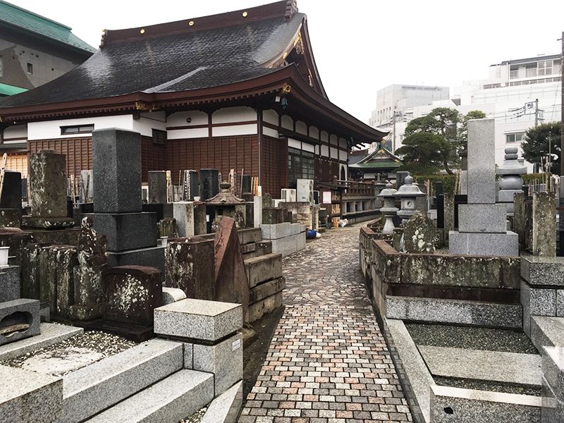 稲荷山 光明院　本堂と一般区画