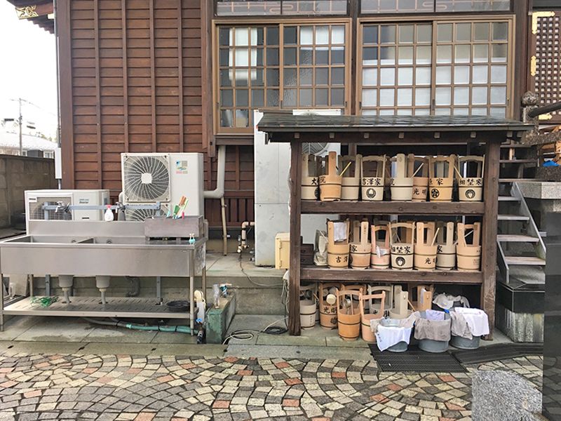 稲荷山 光明院　水汲み場と参拝道具