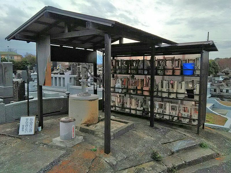 湘南泉霊園　参拝道具の完備された水汲み場