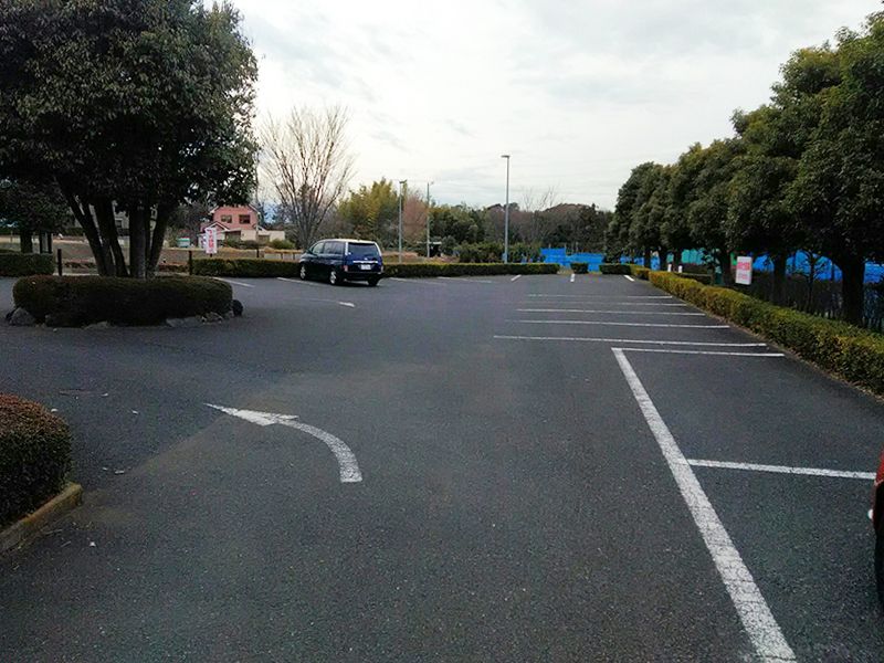 湘南泉霊園　緑に囲まれた駐車場