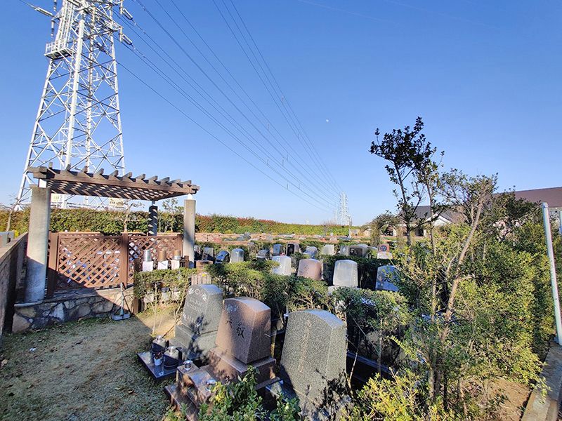 東戸塚メモリアルパーク　緑に囲まれた墓石