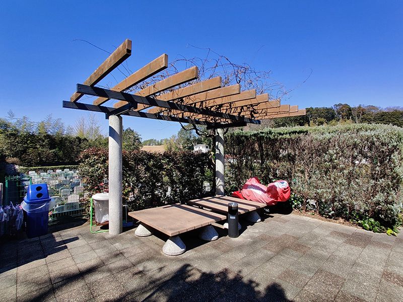 横浜セントヒル霊園 霊園内に設置された休憩用ベンチ