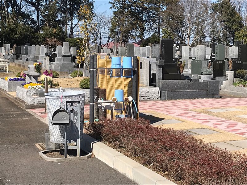八千代島田台霊園 墓域に設置された手桶置き場やゴミ箱