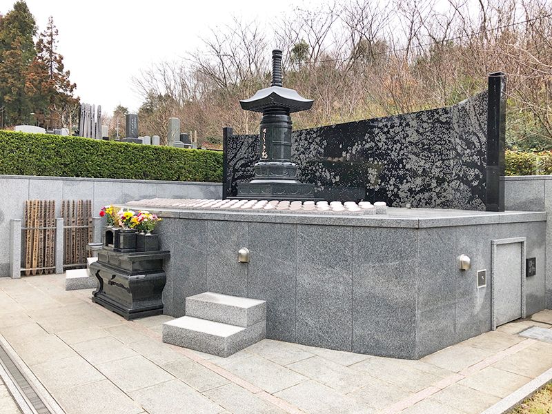 弥生の杜　桜の彫刻が施された永代供養塔