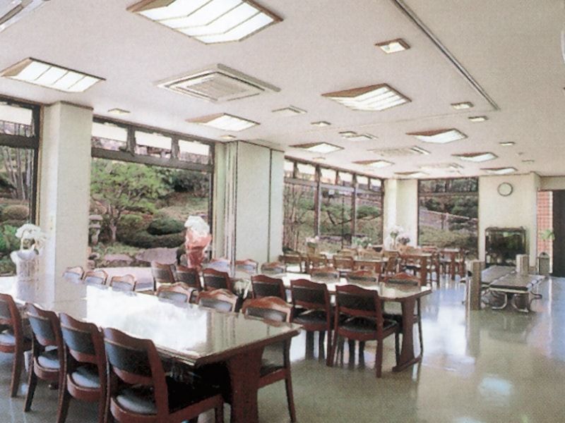 むさしの霊園　広々とした休憩所