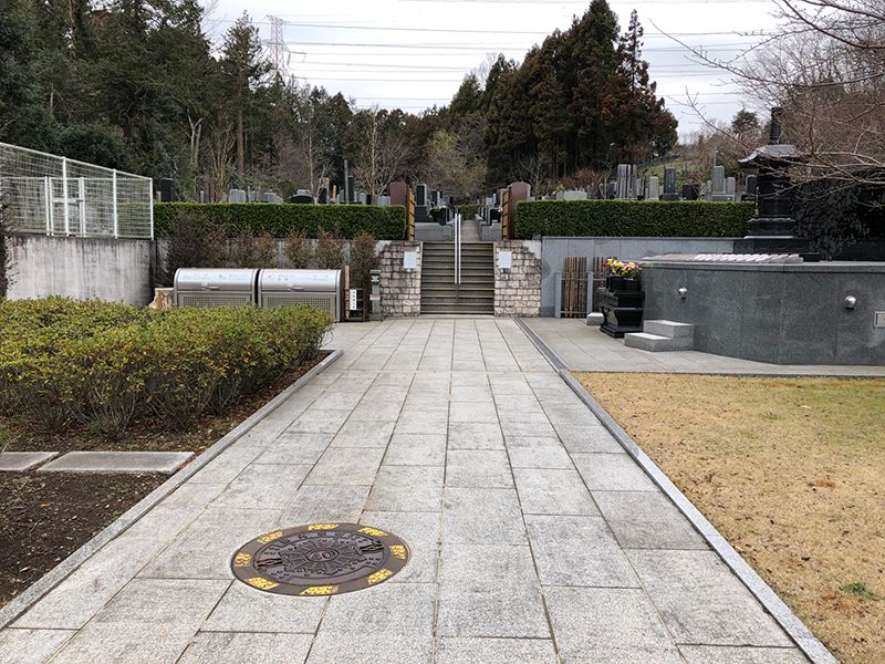 弥生の杜　植栽に囲まれた苑内