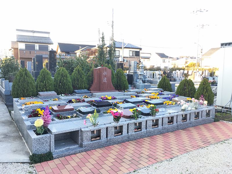 相模原フラワージュ　花が添えられた墓域