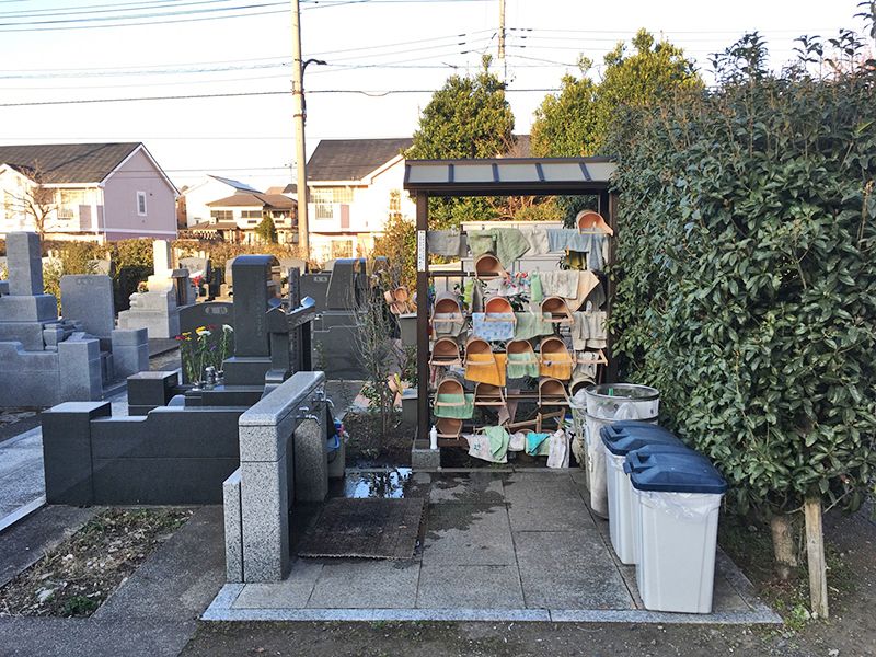 相模原フラワージュ　掃除道具置き場と水場