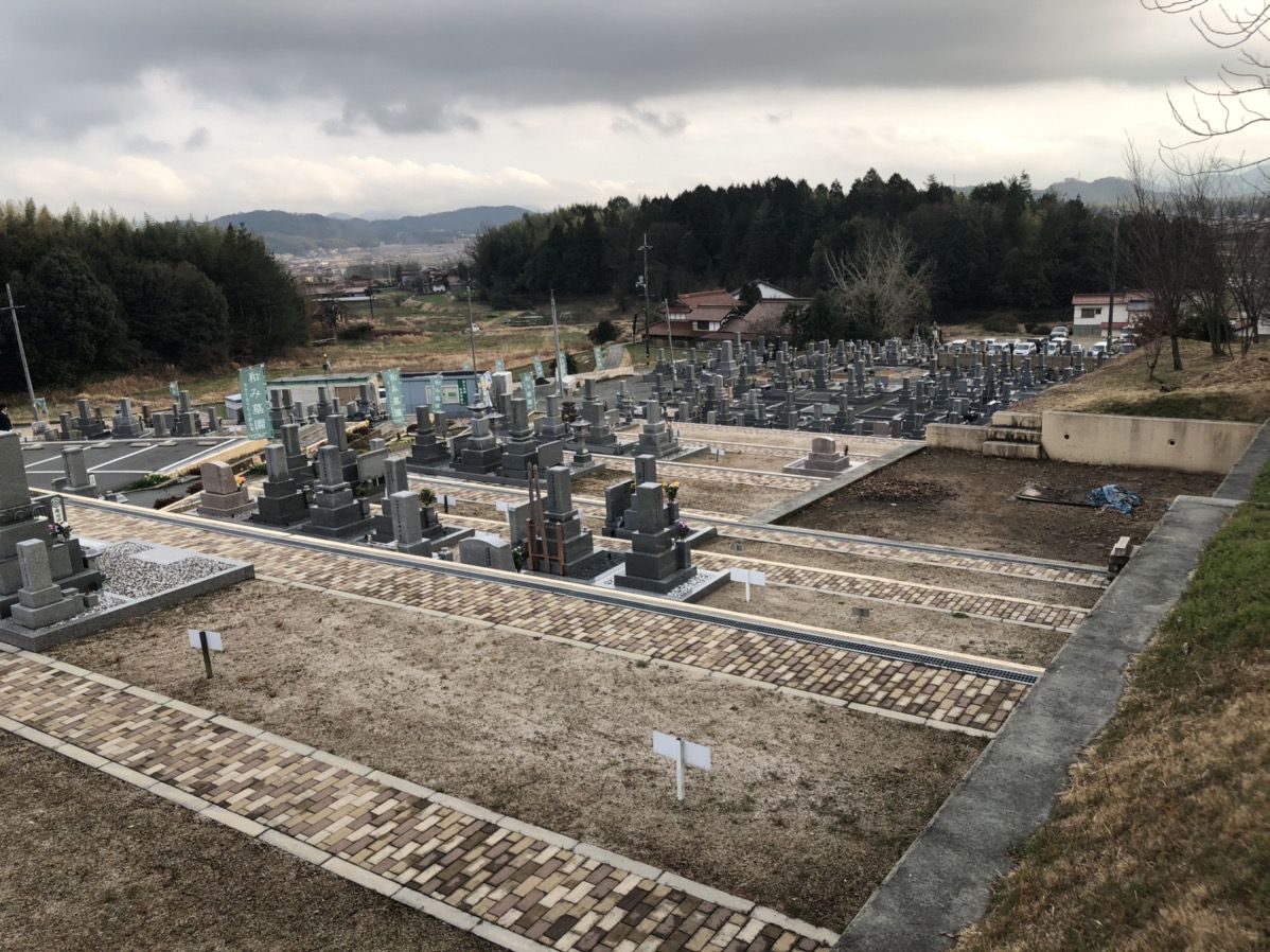 和み墓園の広々とした墓域