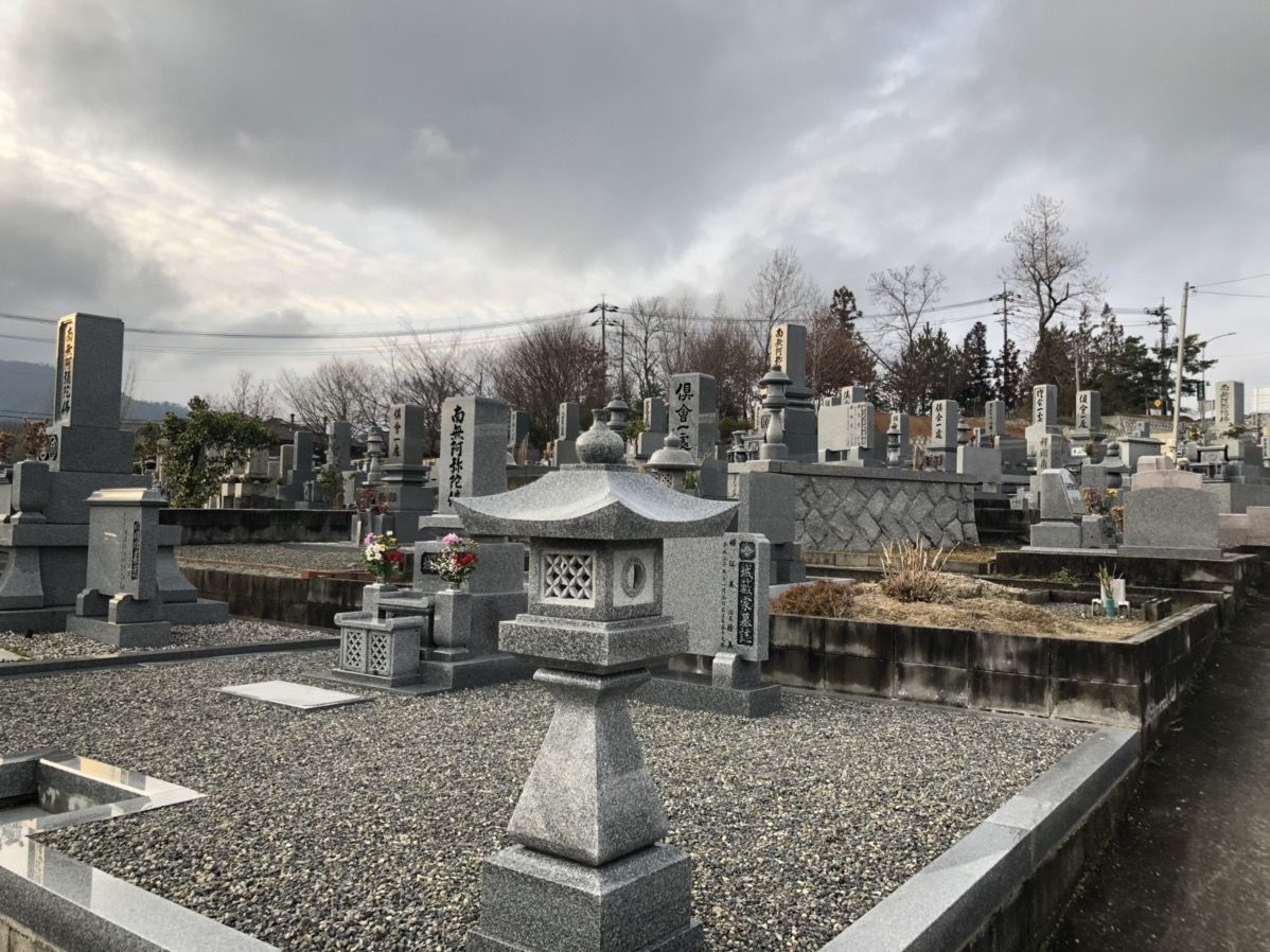 和み墓園の灯篭があるお墓