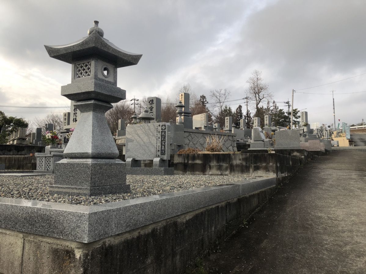 和み墓園にある大きな灯篭