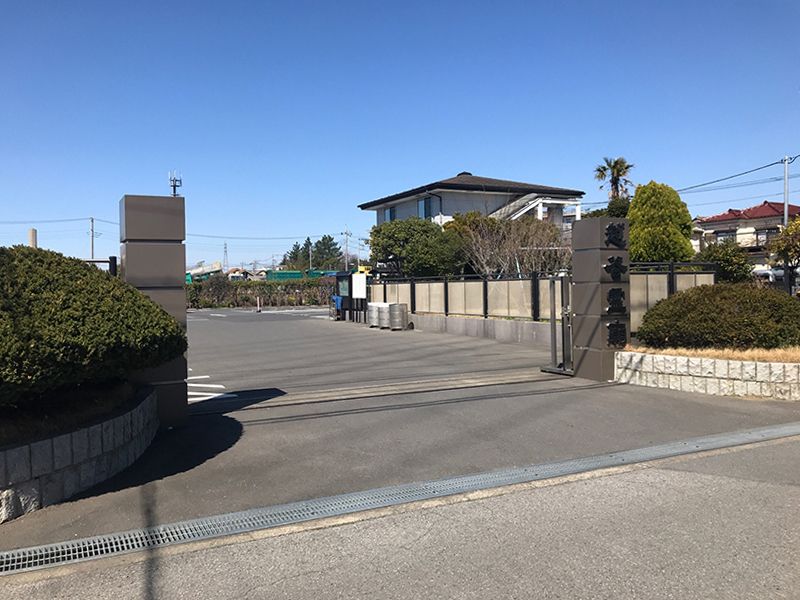 越谷霊廟　公道からのアクセス良好