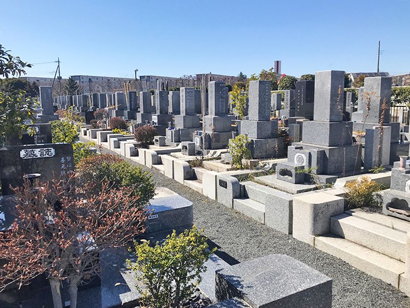 越谷霊廟　植栽が添えられた墓石