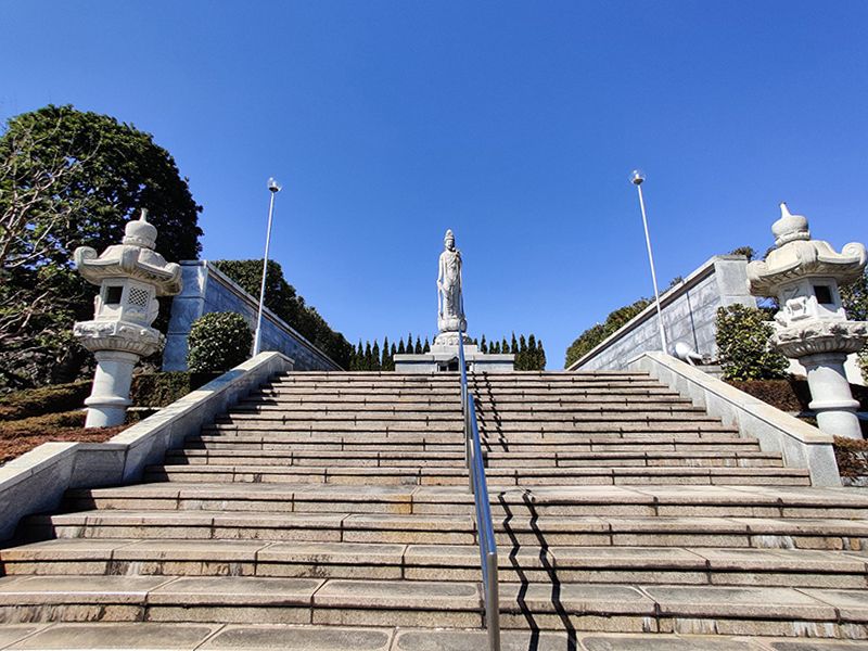 つばき霊園　空にそびえる観音像