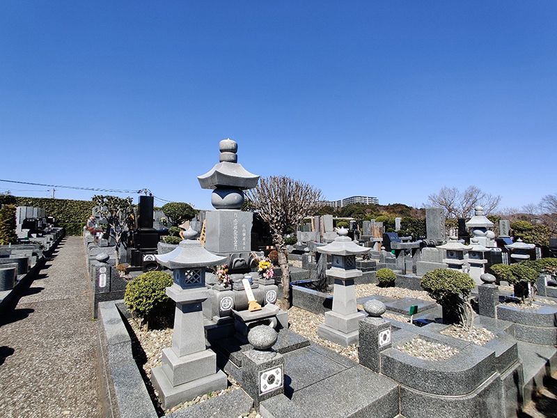 つばき霊園　五輪塔と灯篭