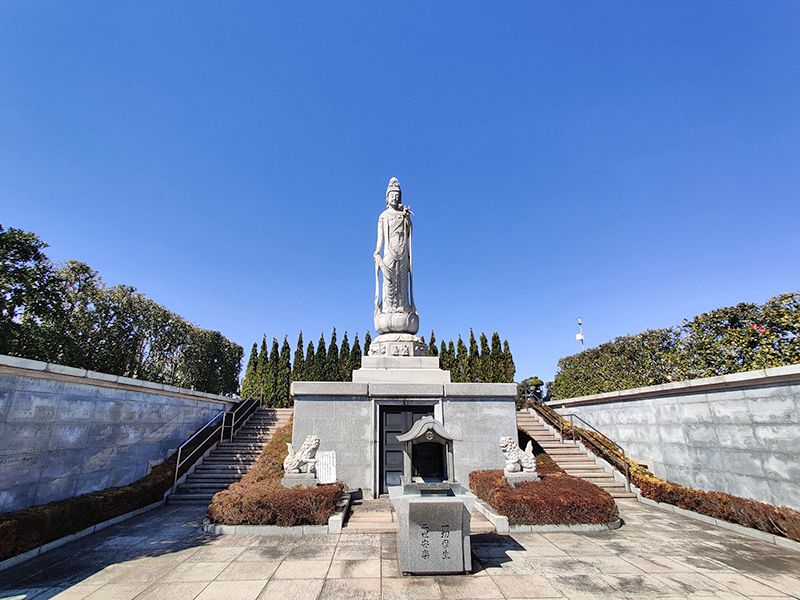 つばき霊園　霊園内にある観音像