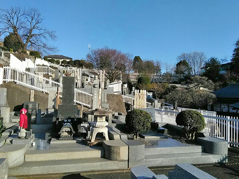 つつじ霊園　和型墓石と灯篭