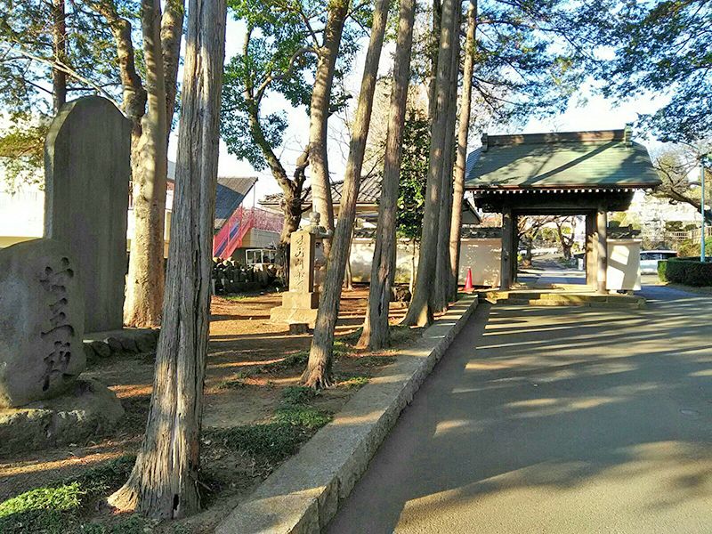 つつじ霊園　並木道横にある石碑