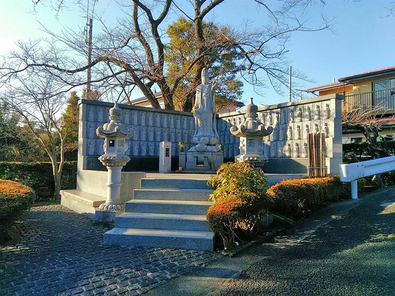 つつじ霊園　霊園内にある観音像