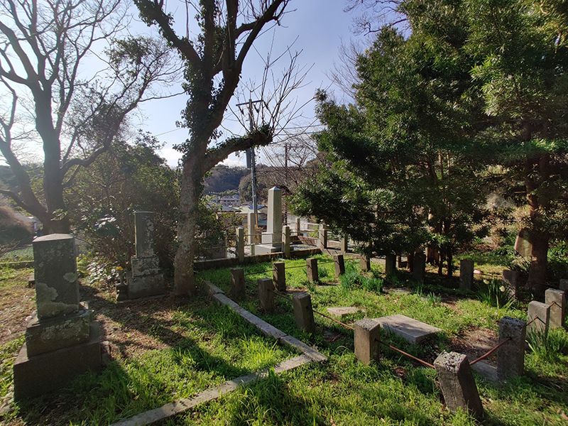 佐助共同墓地　木々に囲まれた共同墓地