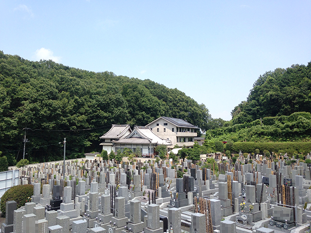 城山霊園　緑豊かで日当たりの良い霊園風景②