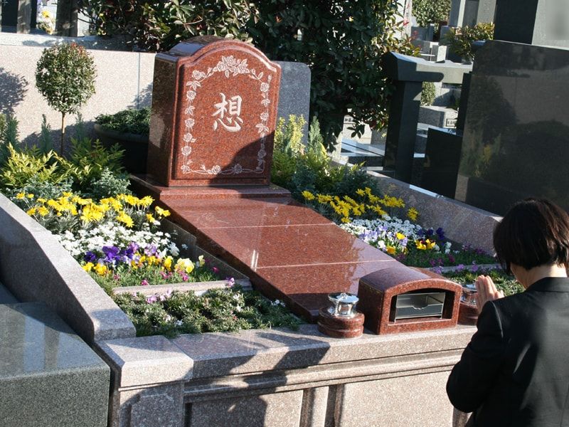 所沢狭山ヶ丘霊園　色とりどりの花に囲まれた樹木葬