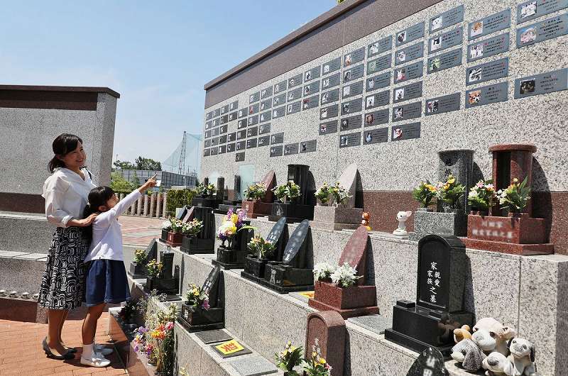 美原東ロイヤルメモリアルパーク　花が供えられた墓石