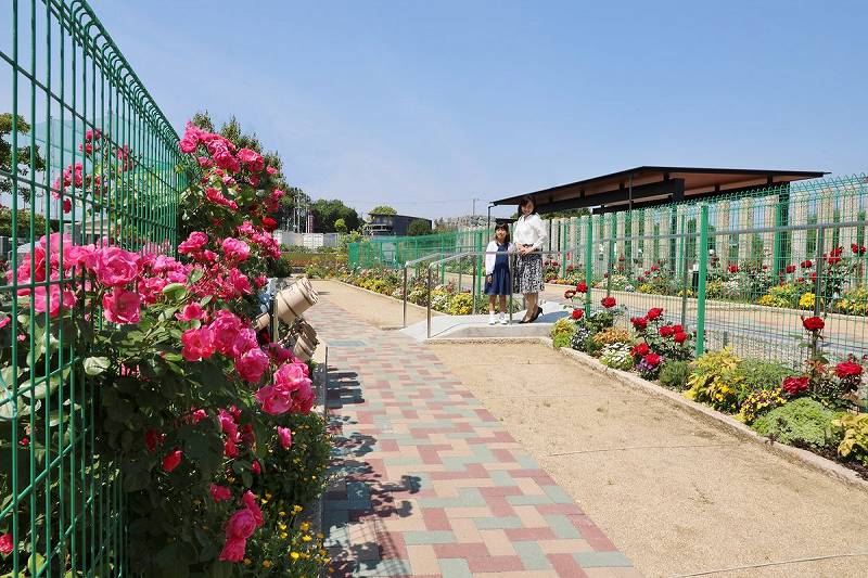 美原東ロイヤルメモリアルパーク　バリアフリー設計の参道