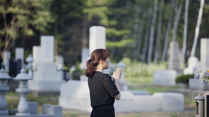 納骨式の服装は喪服でなくても良い!時期に合わせた服装について解説