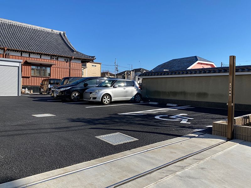 足立メモリアルガーデン　車イス用の駐車場も完備