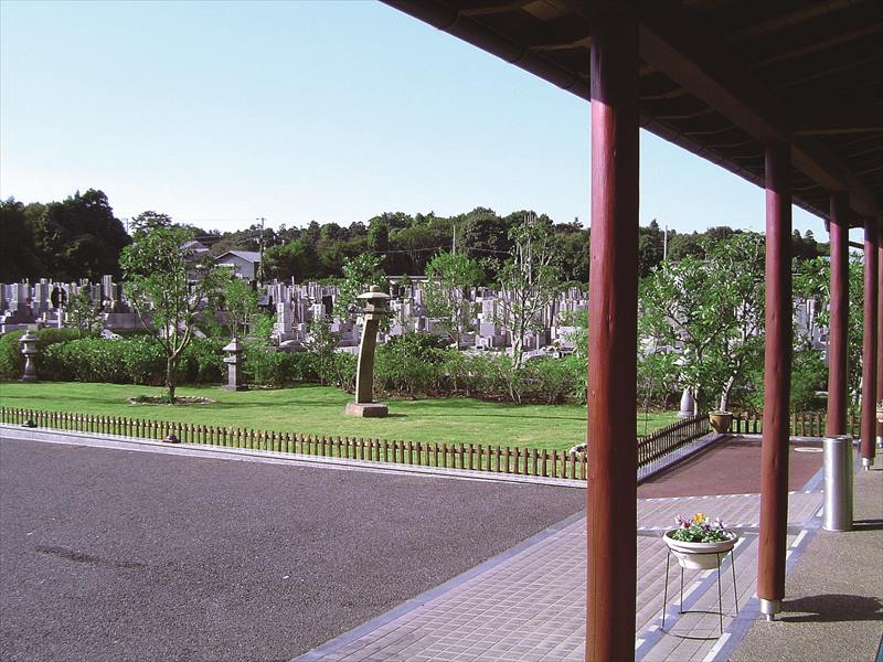 船橋森林霊園　様々な灯篭が設置された庭