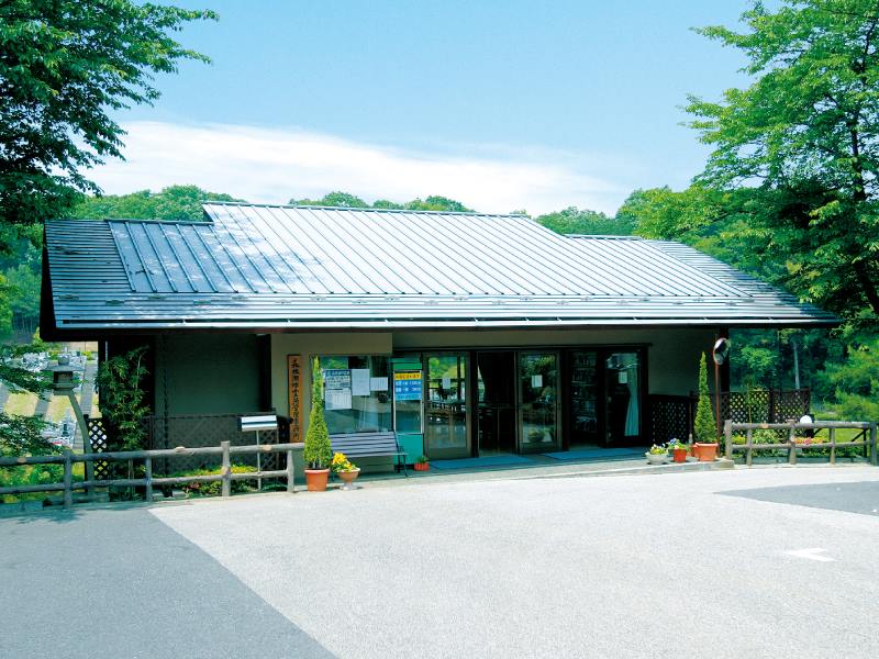 森林湖畔霊苑　案内所外観
