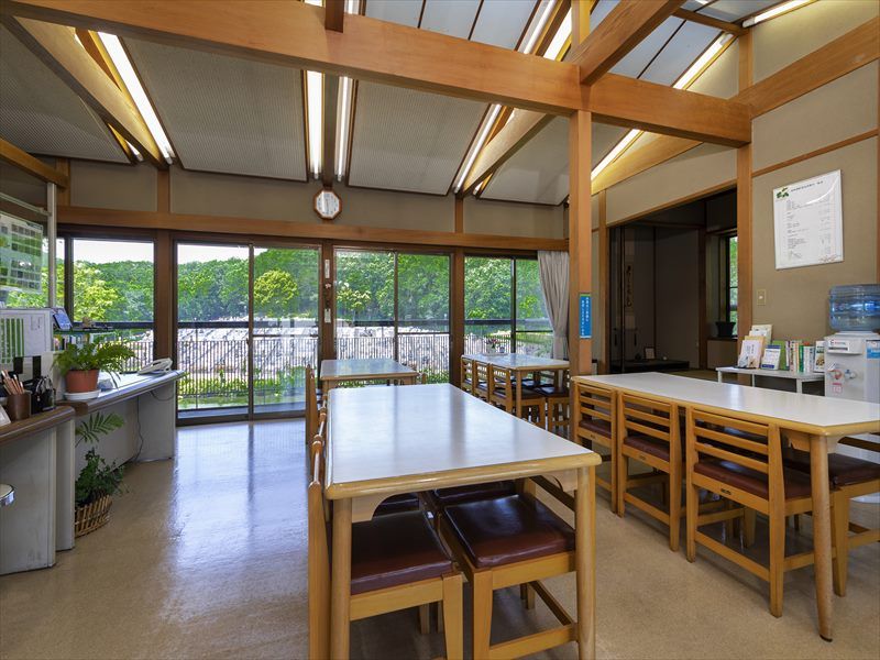 森林湖畔霊苑　墓域を一望できる休憩室