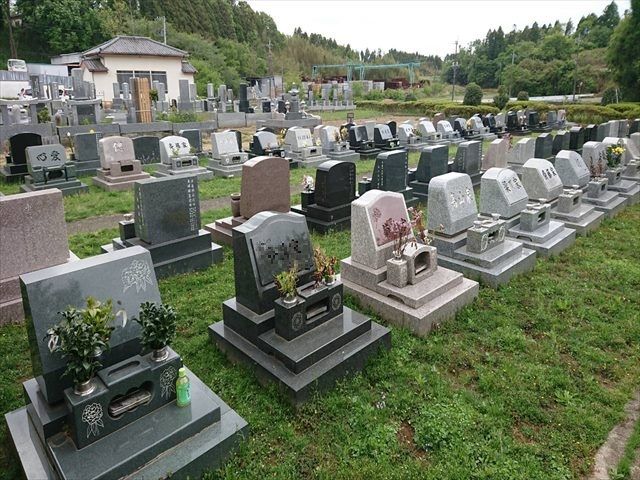 中野霊園　芝生上にゆったりと建立された洋型墓石