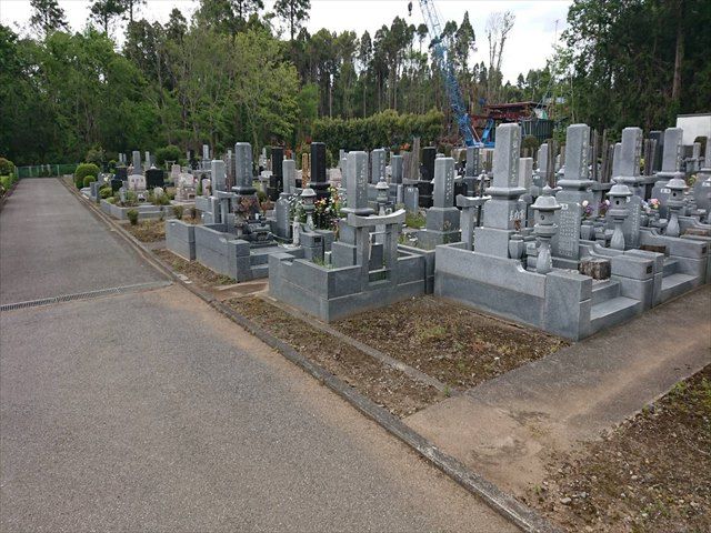 中野霊園　木々に囲まれ自然を感じられる墓域