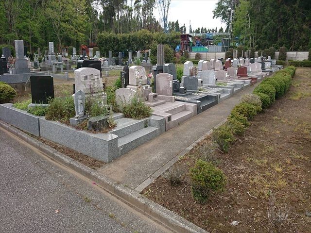 中野霊園　昨今人気の洋型墓石が建立