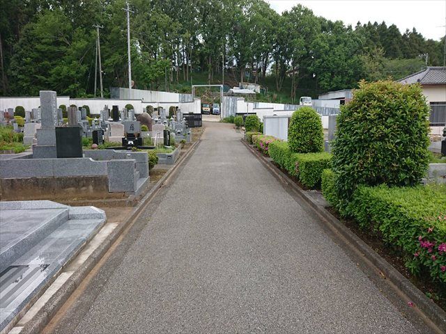 中野霊園　お参りしやすい広い参道