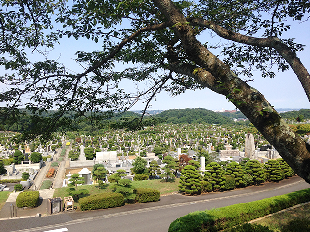 東京霊園　土日祝日、春秋の彼岸、お盆には園内巡回車が運行する園内