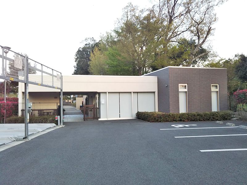 川口光輪メモリアル 永代供養墓「光」　駐車場の隣にある管理棟