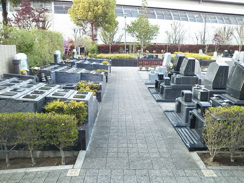 川口光輪メモリアル 永代供養墓「光」　平坦な広い参道