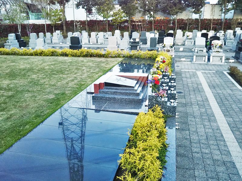 川口光輪メモリアル 永代供養墓「光」　園内の様々な墓地の様子